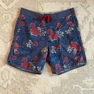 Patagonia scalloped hem wavefared board short swim trunk floral size 34